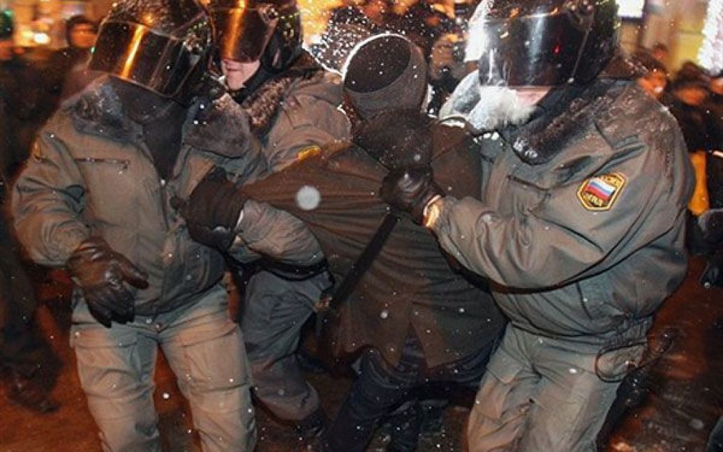 Росія, Санкт-Петербург. Співробітники міліції затримують демонстрантів під час традиційної демонстрації, яку опозиція проводять наприкінці кожного місяця, відстоюючи свої права. / © AFP