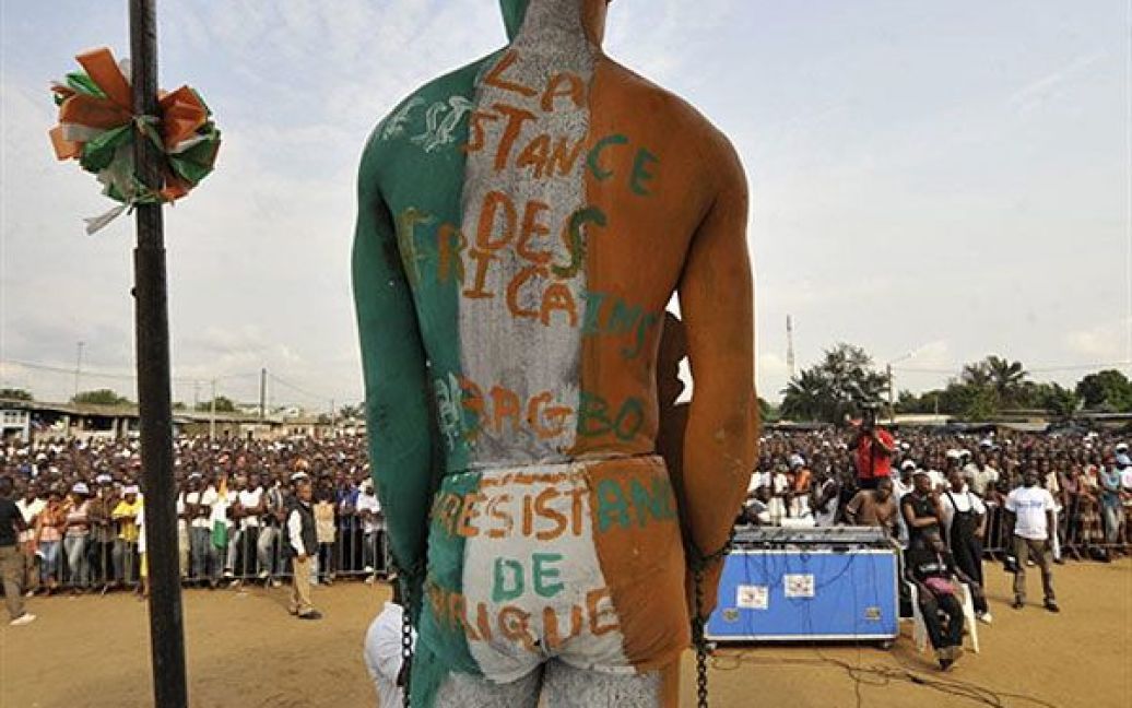 Кот-д&#039;Івуар, Абіджан. Прихильник лідера "Молодих патріотів Кот-д&#039;Івуара", пофарбований у кольори національного прапора, бере участь у мітингу в Абіджані. / © AFP