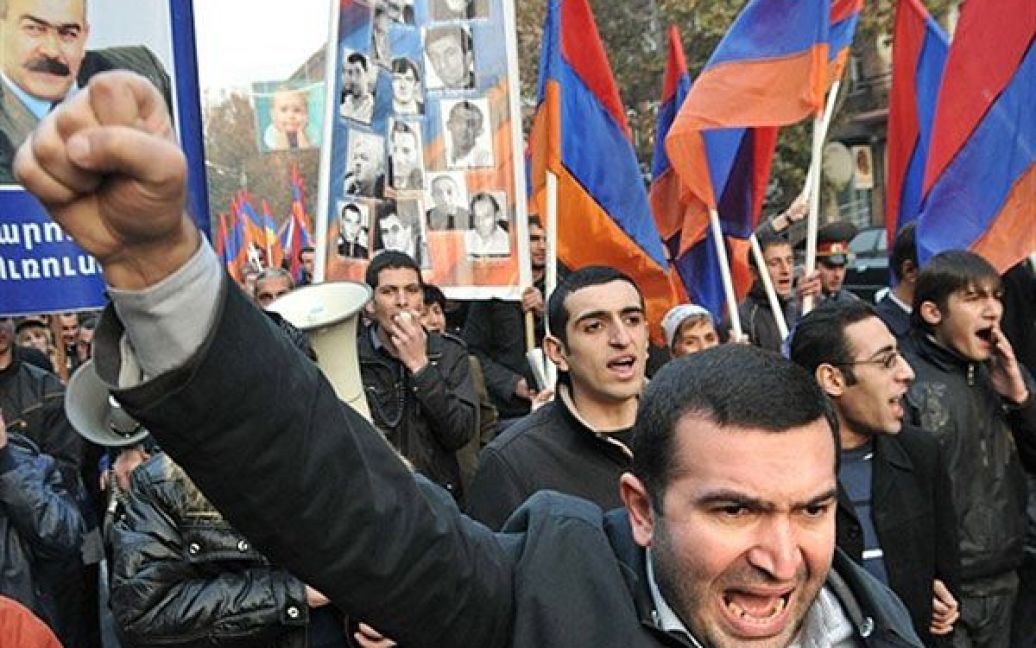 Вірменія, Єреван. Вірменський опозиціонер бере участь у мітингу, який провели в центрі Єревану з вимогою звільнити всіх політичних ув&#039;язнених у Єревані. / © AFP