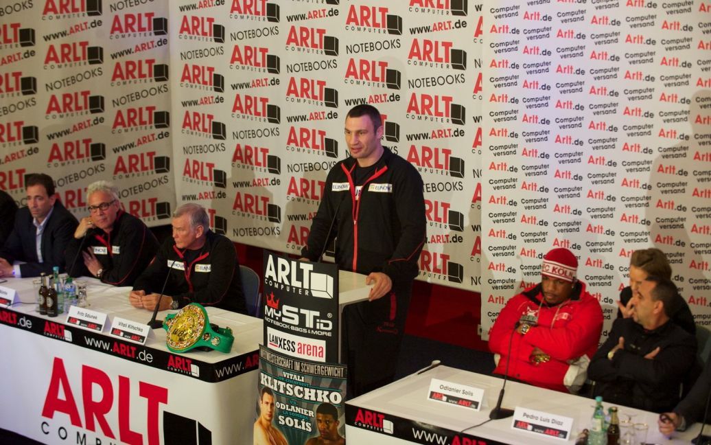 Віталій Кличко вийшов на брифінг з поясом чемпіона / © klitschko.com
