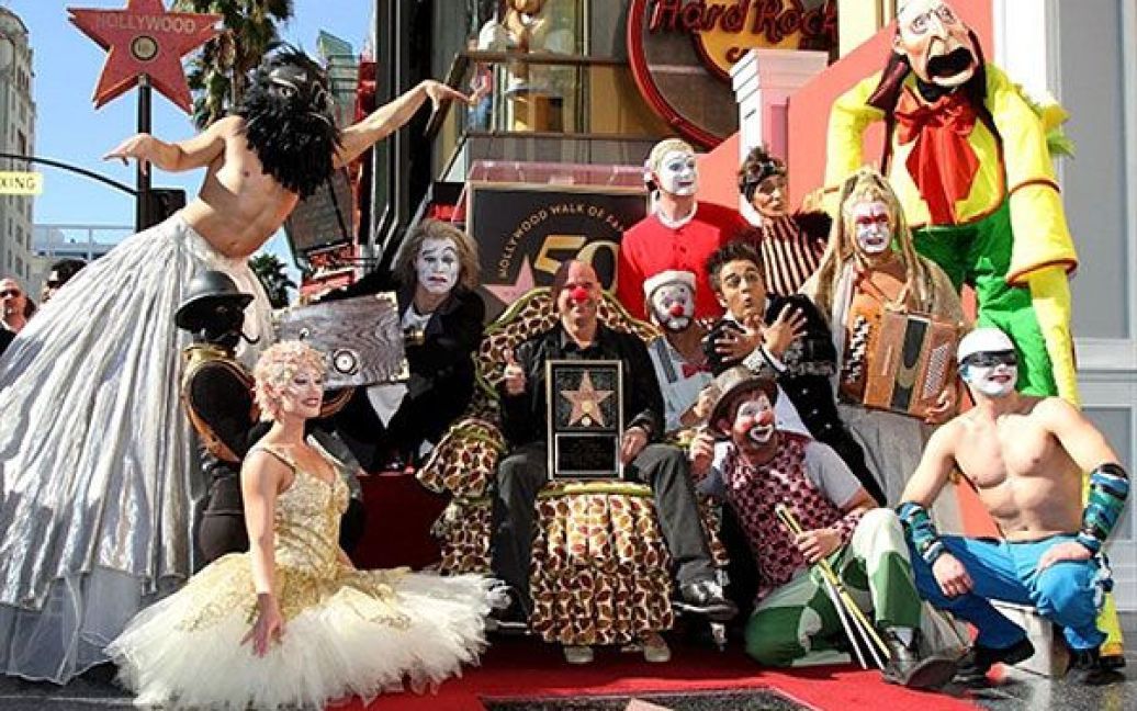 США, Голлівуд. Засновник "Цирку дю Солей" Гі Лаліберте (в центрі) та артисти всесвітньо відомого цирку під час церемонії відкриття на їхню честь зірки на Голлівудській Алеї слави. / © AFP