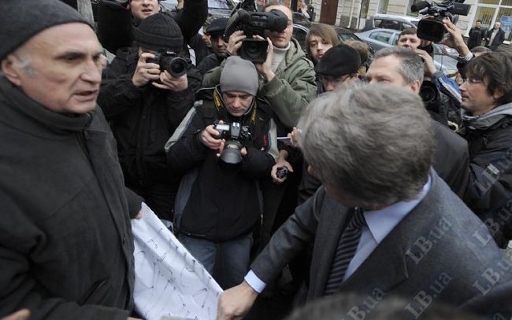 Ющенко увійшов під прикриттям охоронця до будівлі Генпрокуратури, так і не поспілкувавшись із журналістами. / © Левый берег