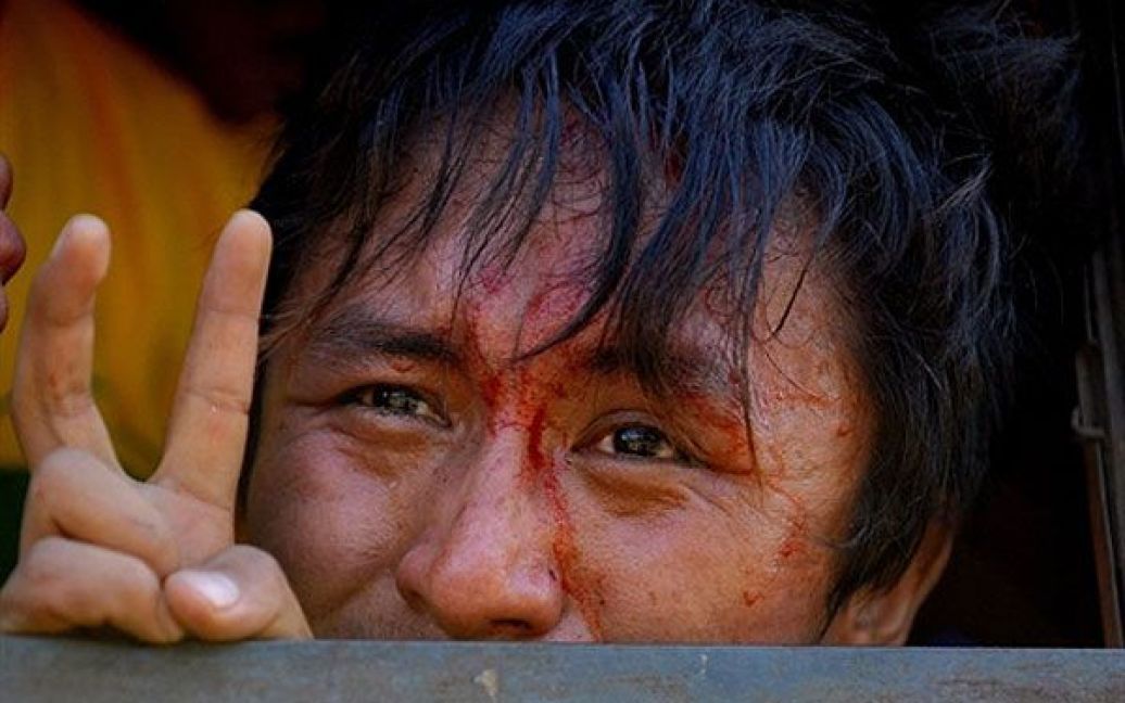 Індія, Нью Делі. Тибетець жестикулює після того, як його затримали індійські поліцейські під час акції протесту перед китайським посольством у Нью-Делі. Акцію провели напередодні річниці тибетського повстання у 1959 році. / © AFP