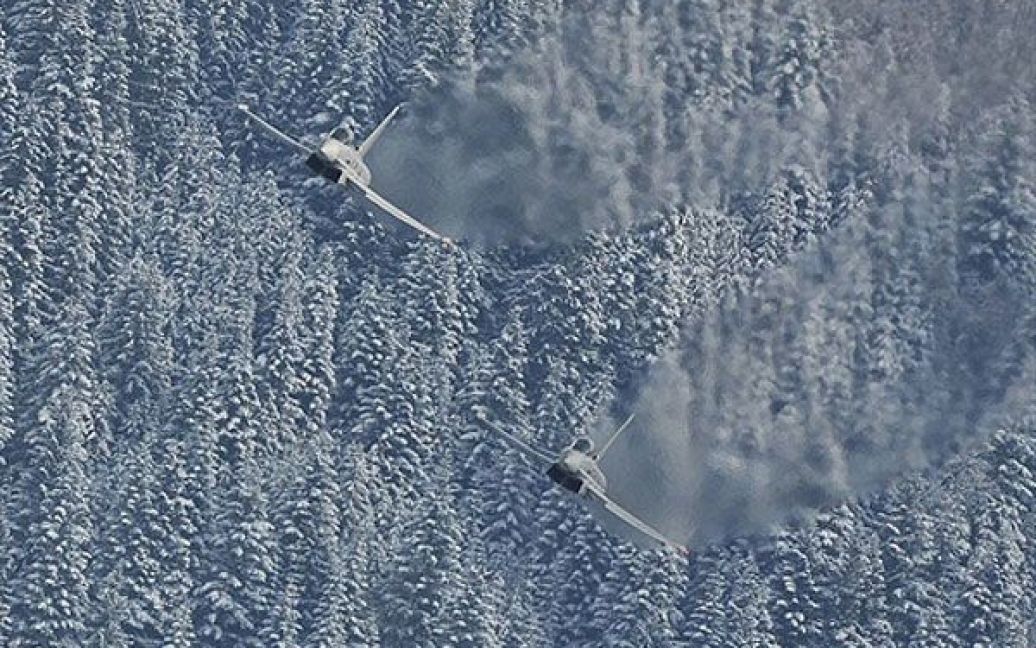 Австрія, Кітцбюель. Літаки Eurofighter австрійських ВВС летять над горою, де відбуваються змагання серед чоловіків на Кубку світу з гірськолижного спорту. / © AFP
