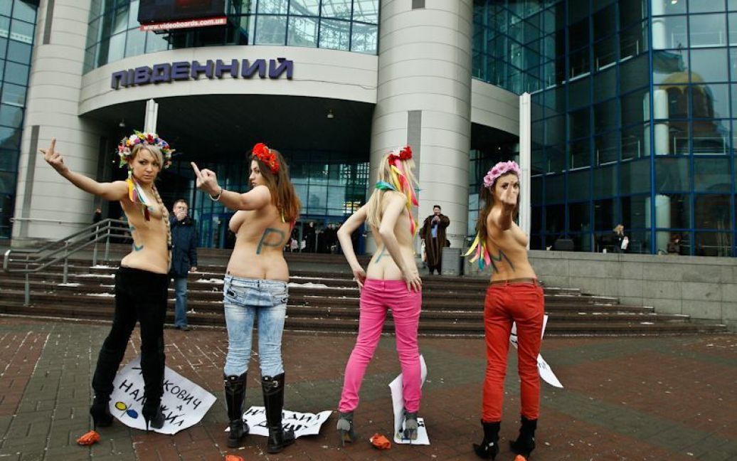 Активістки руху FEMEN виступили проти "політичного срачу" і заяв президента України на саміті у Давосі. / © femen.livejournal.com