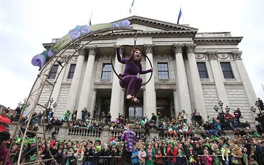 Ірландія, Дублін. Артистка виступає на платформі перед мерією під час проведення параду на честь Святого Патріка в Дубліні. Сотні тисяч людей взяли участь у святкуваннях по всій Ірландії. / © AFP