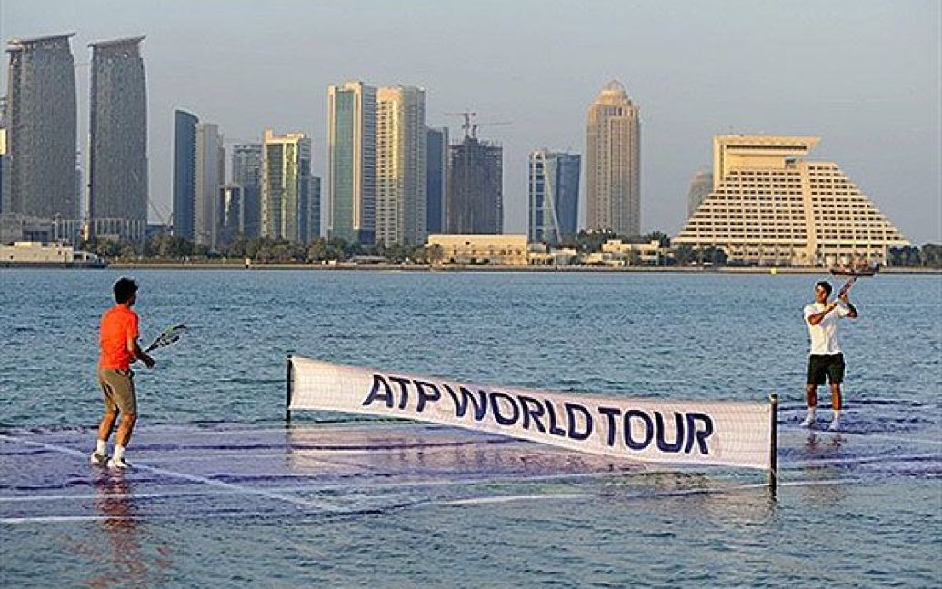 Катар, Доха. Перша ракетка світу, іспанець Рафаель Надаль і всесвітньовідомий швейцарський тенісист Роджер Федерер зіграли показову гру на плаваючій платформі у Уест-Бей. Фото AFP/HO/QATAR OPEN/JULIEN CROSNER / © AFP