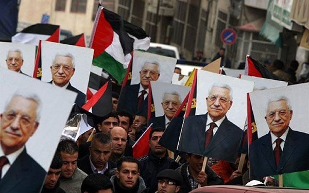 Рамалла. Більше 2 тисяч палестинців зібрались на акцію протесту з палестинськими прапорами і зображеннями президента Махмуда Аббаса на знак протесту проти вето США, яке відкинуло резолюцію Ради Безпеки по ізраїльських поселеннях. / © AFP