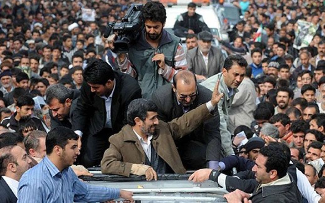 Іран, Боджнурд. Президент Ірану Махмуд Ахмадінежад вітає своїх прихильників під час мітингу у північно-східному місті Боджнурд. Ахмадінежад обрушився із критикою на Росію, заявивши, що вона "сдала" Іран заклятому ворогу &mdash; Сполученим Штатам. скасувавши контракт на постачання ракет С-300 класу "земля-повітря". / © AFP
