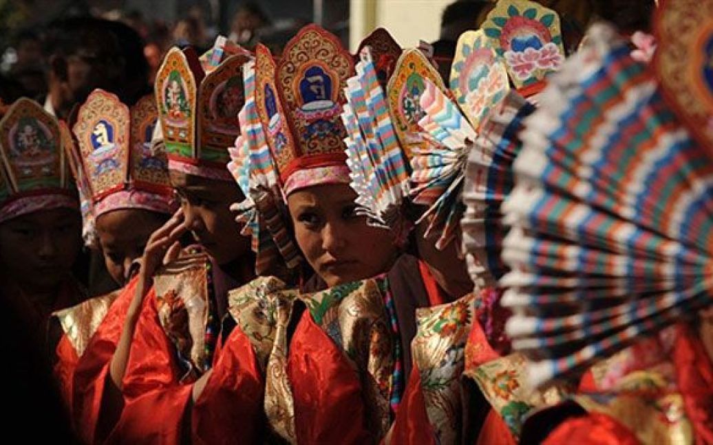 Індія, Калімпонзі. Тибетські танцюристи у традиційному одязі чекають на появу їхнього духовного лідера Далай-лами у Центральній школі для тибетців, розташованій у Калімпонзі. / © AFP