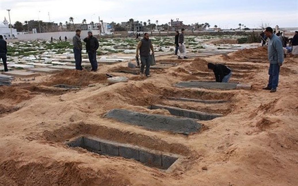 Лівійська Арабська Джамахірія, Тріполі. Лівійці готують могили для масового поховання передбачуваних жертв антиурядових протестів, які тривають у столиці Лівії Тріполі. Фото AFP / HO / OneDayOnEarth.org / © AFP
