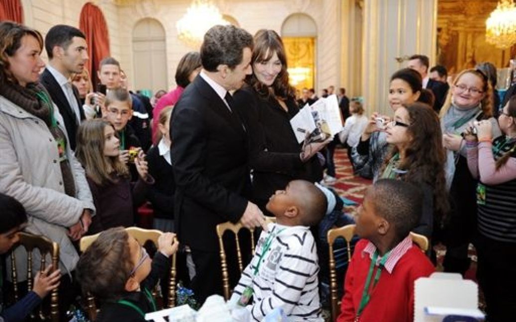 Президент Франції Ніколя Саркозі і його дружина колишня модель і актриса Карла Бруні-Саркозі взяли участь у різдвяних святкуваннях у Єлисейському палаці в Парижі. / © AFP