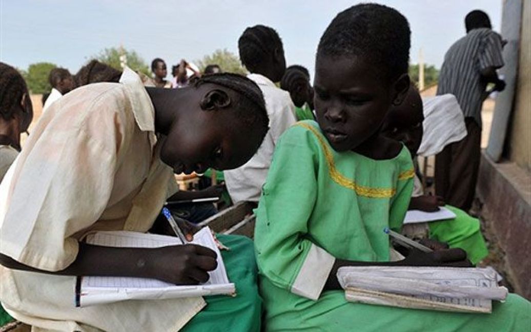 Судан, Бенту. Учениці беруть участь в уроках англійської у державній школі міста Бенту. / © AFP