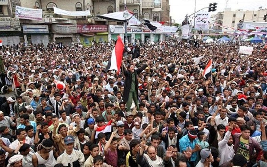 Ємен, Сана. Єменці викрикують гасла, що закликають до повалення президента Алі Абдалли Салеха. Три людини загинули після того, як поліція відкрила вогонь бойовими патронами і сльозогінним газом по табору антиурядових демонстрантів на головній площі. / © AFP