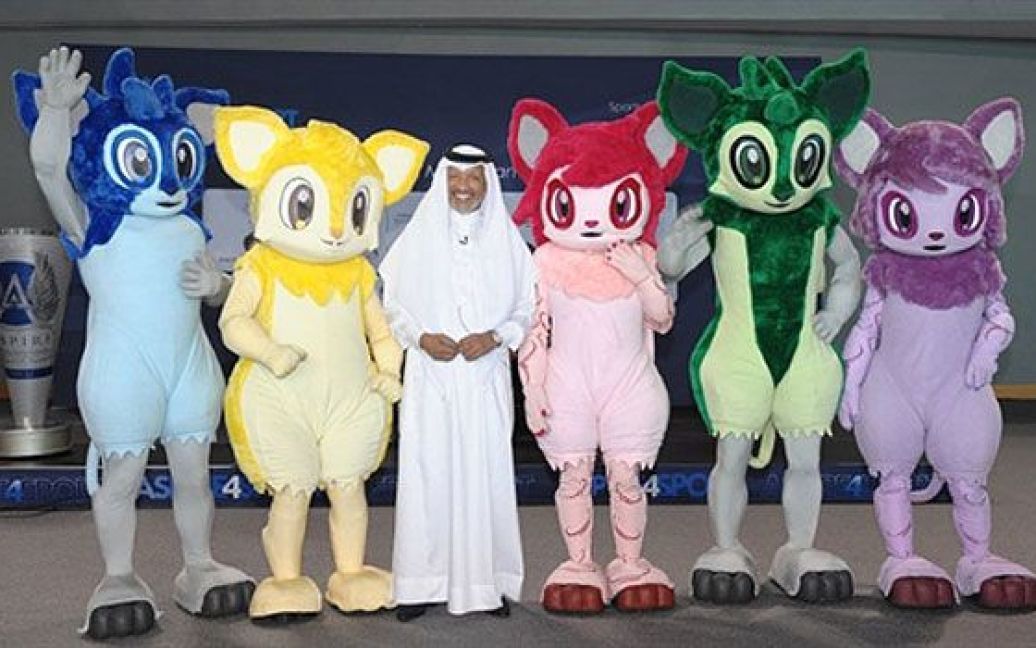 Катар, Доха. Голова Азіатської футбольної конфедерації Мохаммед Бін Хаммам презентує талісмани Кубку Азії з футболу 2011 року. / © AFP