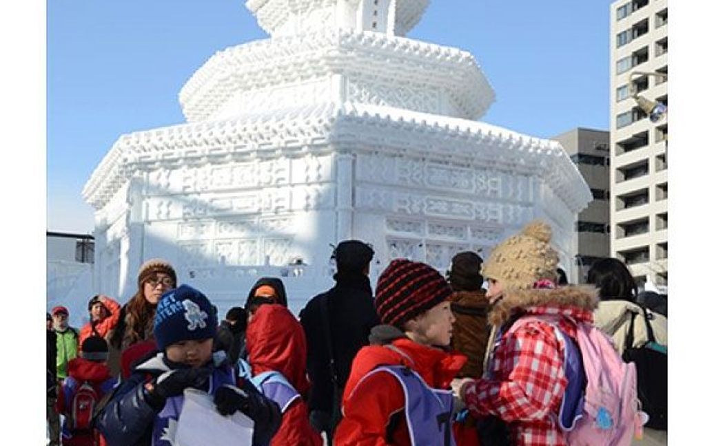 Відвідувачі фестивалю снігу та льоду цього року зможуть побачити приблизно 250 великих і малих скульптур. / © AFP