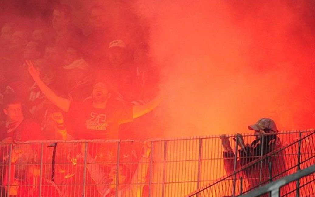 Німеччина, Вольфсбург. Уболівальники "Баварії" запалюють фаєри після того, як гол, забитий на останній хвилині матчу, не було зараховано. У Вольфсбурзі відбувся футбольний матч першого дивізіону Бундесліги між "ВфЛ Вольфсбург" і "Баварія" (Мюнхен). / © AFP