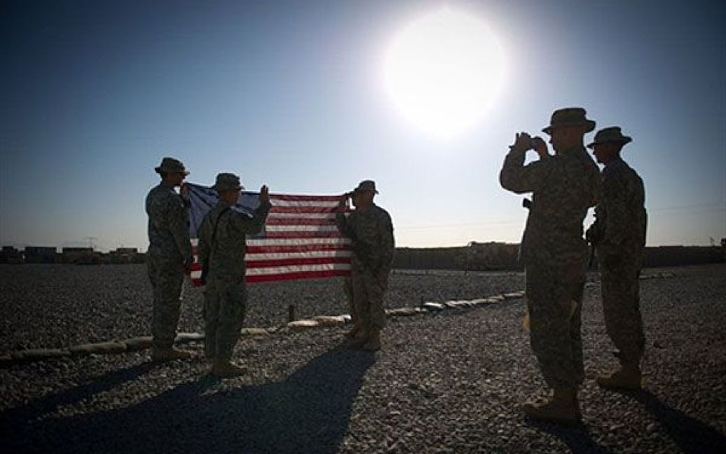 Афганістан, Кандагар. Солдати 502-го піхотного полку беруть участь у церемонії проводів, коли один з їхніх колег переходить до іншого підрозділу. Пентагон визнав, що зусилля військ США і НАТО у боротьбі з повстанцями Талібану є досить скромними. / © AFP