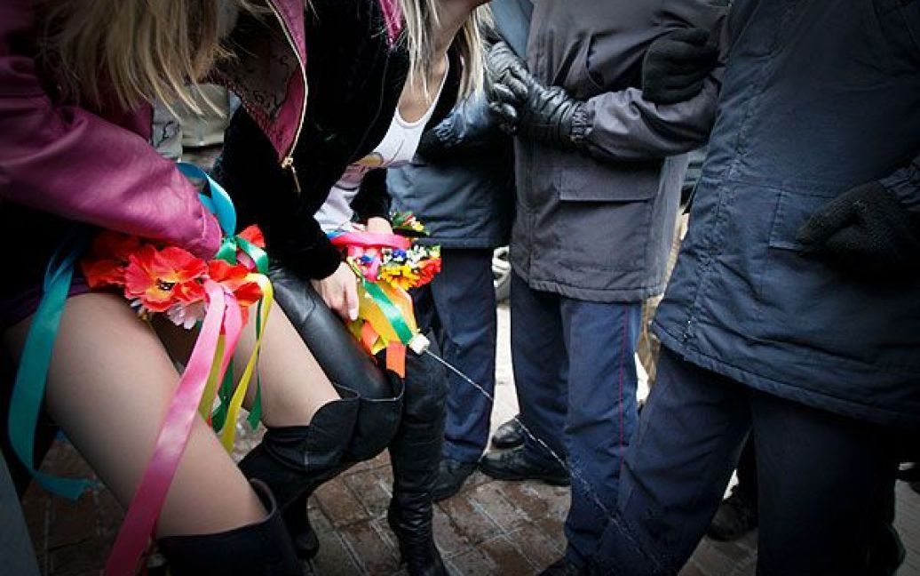 Під час акції протесту дівчата за допомогою пластикових пляшок з водою імітували процес сечовипускання "по-чоловічому". / © Жіночий рух FEMEN