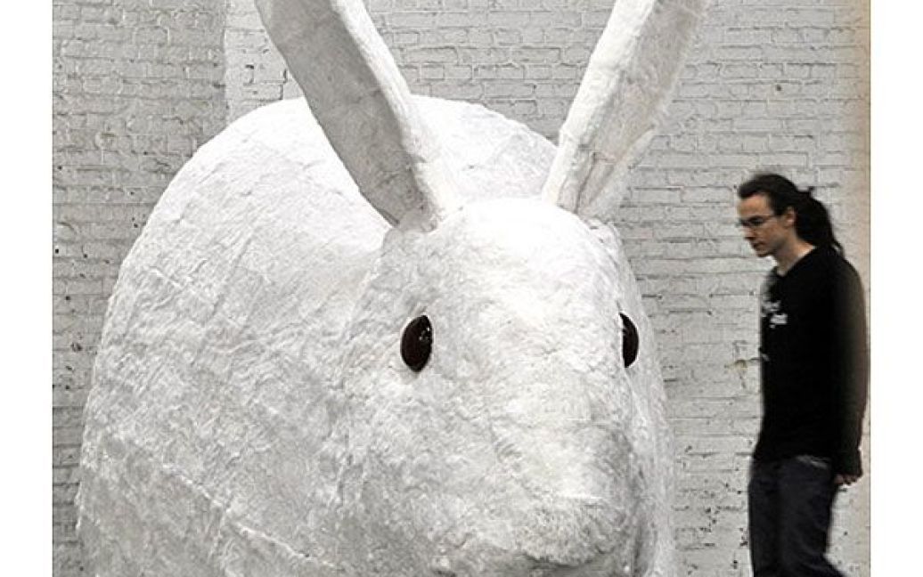 Франція, Рубе. Чоловік проходить повз скульптуру "Великого фаршированого кролика", роботи швейцарського художника Крістіана Гонзенбаха, представлену в музеї La Condition на виставці "Зоономія, людська природа". / © AFP