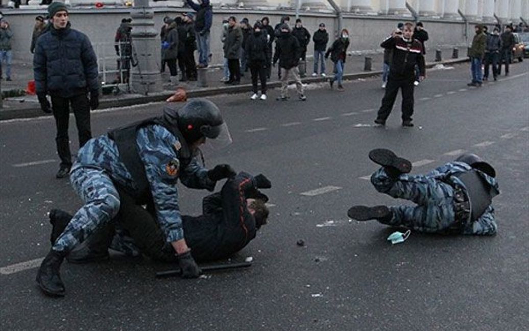 На Манежній площі в центрі Москви футбольні фанати влаштували масову бійку з співробітниками міліції. / © AFP