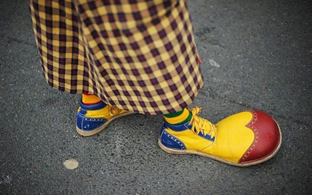 Великобританія, Лондон. Клоун стоїть поблизу церкви Святої Трійці у Лондоні. Клоуни зібралися в церкві для участі у 65-й щорічній поминальній службі на згадку про Джозефа Грімальді, найвідомішого англійського клоуна. / © AFP