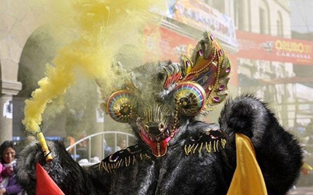 Болівія, Оруро. Танцюрист у костюмі "Diablada" бере участь у карнавал в Оруро. / © AFP