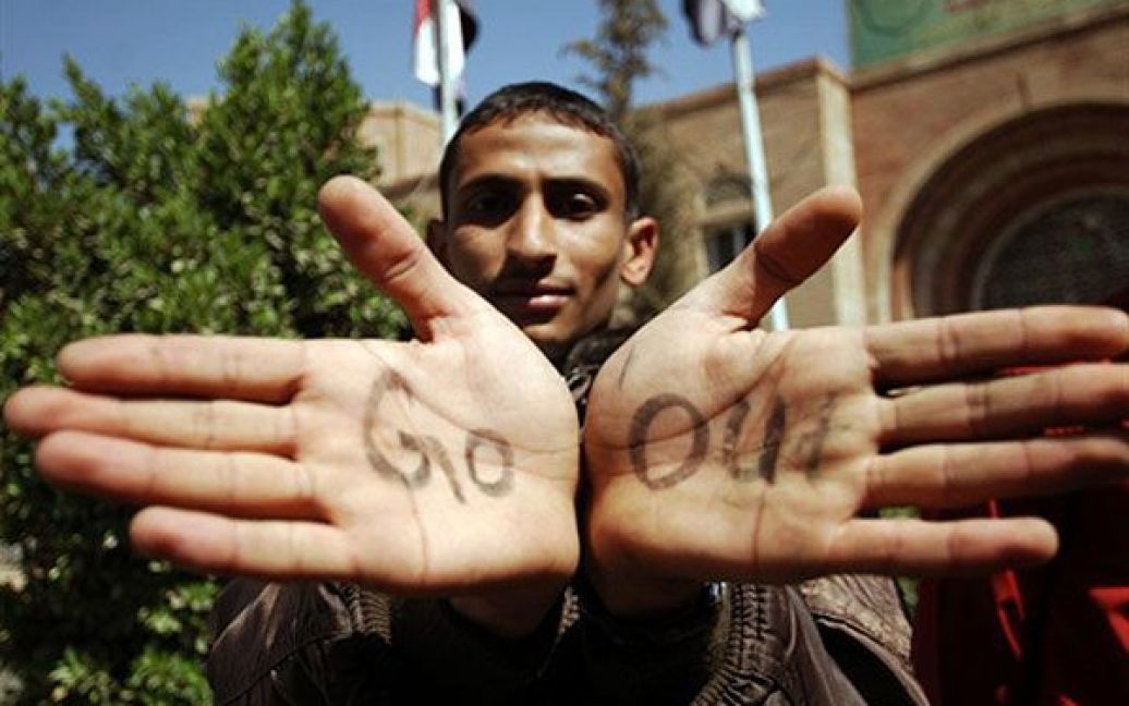 Ємен, Сана. Антиурядовий демонстрант показує долоні під час зборів на акцію протесту всередині університету Сани на п&#039;ятий день національних протестів проти режиму президента Ємену Алі Абдалла Салеха. / © AFP