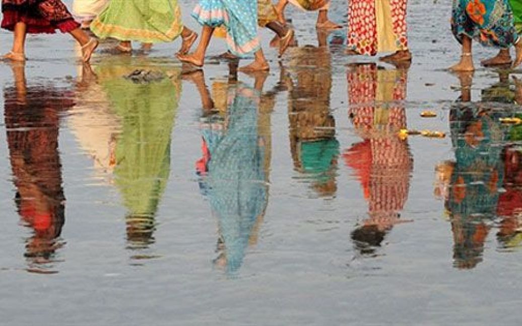 Індія, Гангасагар. Індійські паломники прямують до води, щоб здійснити ритуальне омовіння в океані, в місці злиття річки Ганг і Бенгальської затоки, під час індуїстського свята Макара Санкранті. / © AFP