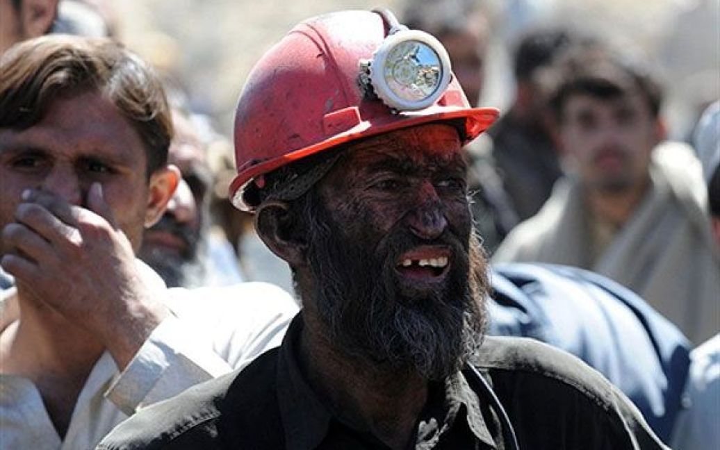 Пакистан, Соранге. Пакистанські шахтарі та їхні родичі чекають перед шахтою під час операції з порятунку працівників вугільної шахти. Число загиблих під час обвалу у вугільній шахті досягла 24 осіб, більше 20 людей пропали безвісті. / © AFP