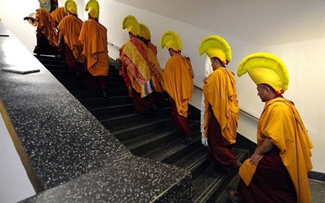 США, Нью-Йорк. Тибетські ченці з монастиря медичного мистецтва Тибету Дрепунг Лоуслінг беруть участь у церемонії відкриття події "Глобальні Вихідні: мозок і тибетський творчий розум", яка відбувається в Американському музеї природної історії. / © AFP