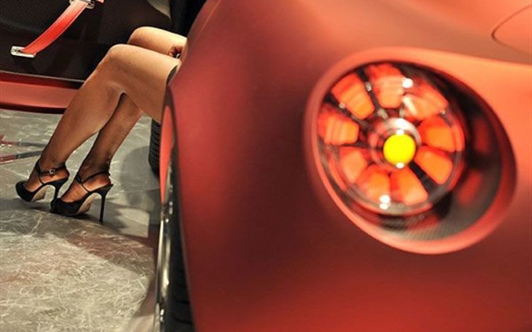 Швейцарія, Женева. Модель поруч із концепт-каром Alfa Romeo 4C GTA на стенді італійського виробника автомобілів. У Швейцарії стартує 81-ий міжнародний Женевський автосалон, на якому цього року представлять 170 нових моделей. / © AFP