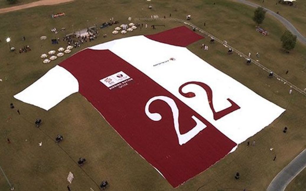 Катар, Доха. Найбільшу в світі футбольну форму створили у Катарі на підтримку пропозиції прийняти у Катарі Чемпіонат світу з футболу 2022 року. / © AFP