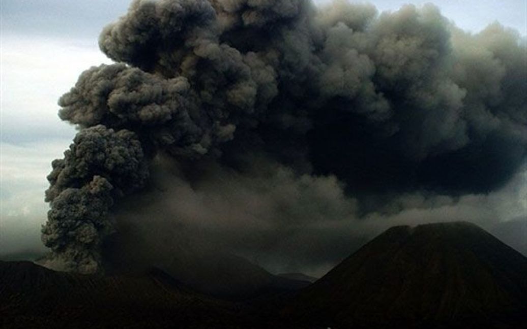 Індонезія, Проболінгго. Вулкан Бромо на Східній Яві викидає гаряче
повітря і попел. Вулкан Бромо, популярний серед туристів, почав
вивергатись на початку цього місяця, і уряд видав попередження про
підвищеня рівня небезпеки у цьому районі. / © AFP