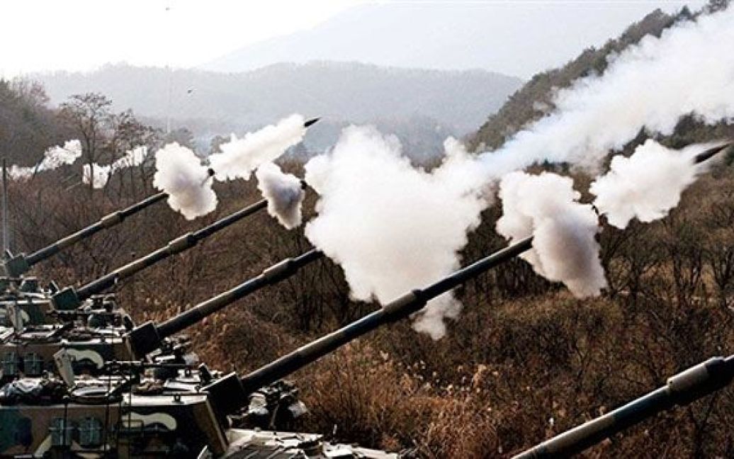 Республіка Корея, Почеон. Самохідні 155-мм гаубиці К-9 південнокорейської армії стріляють під час повітряних і наземних військових навчань у Почеоні. / © AFP