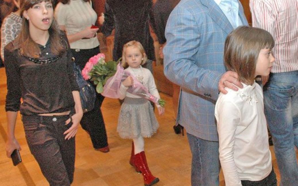 Чоловік Віри Брежнєвої Михайло Кіперман прийшов з двома доньками від попереднього шлюбу. / © ТСН.ua