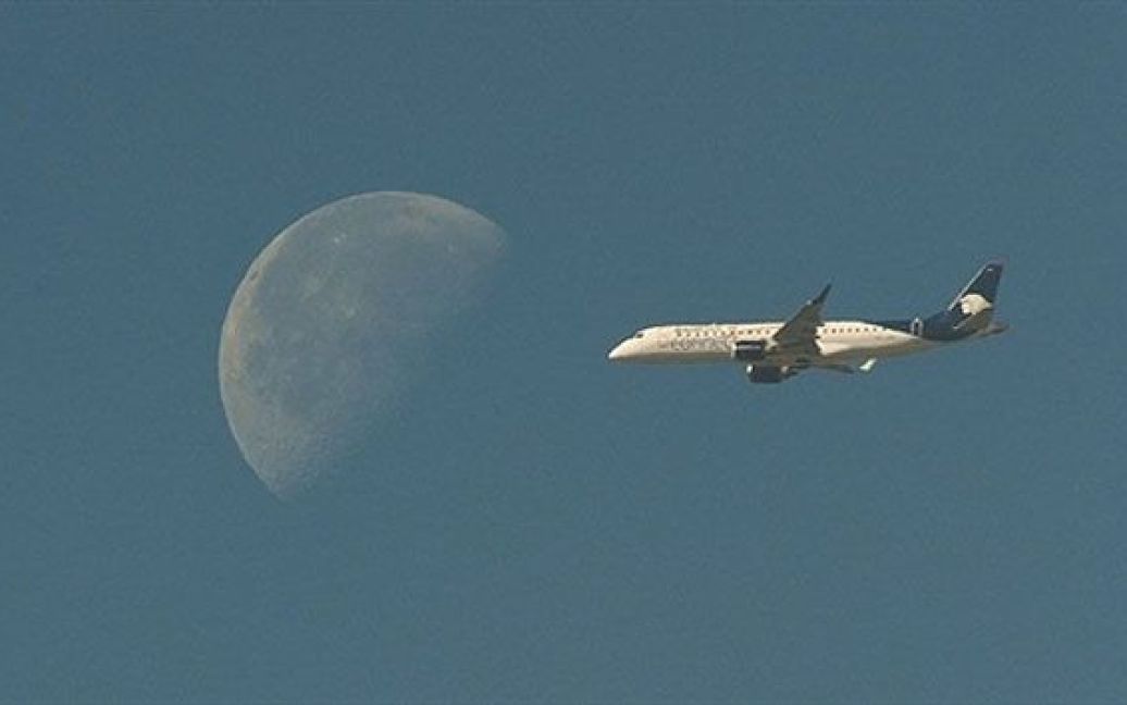 Мексика, Мехіко. Літак наближається до аеропорту Мехіко. / © AFP