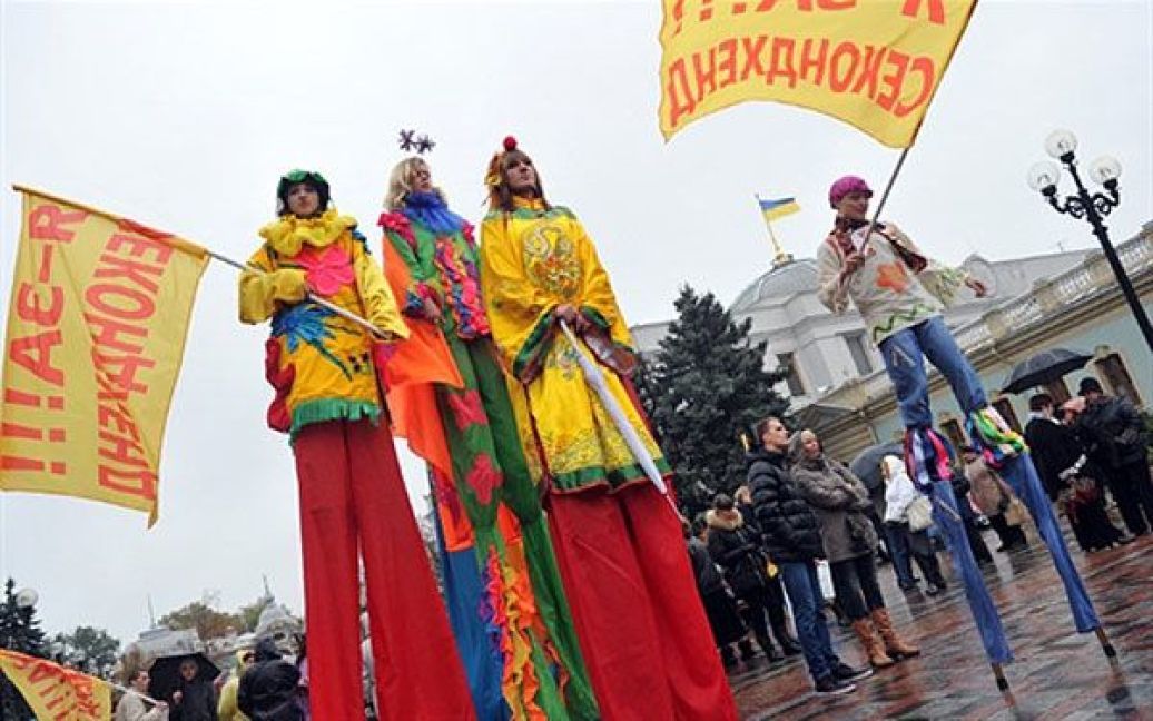 Близько 3 тисяч людей прийшли до будівлі Верховної ради з акцією протесту проти заборони секонд-хенду в Україні. / © AFP