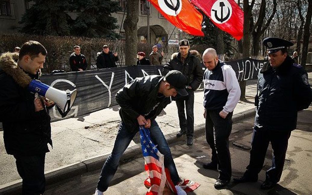 Протестуючі намагалися спалити американський прапор, але українська міліція не дала цього зробити. / © Украинское Фото