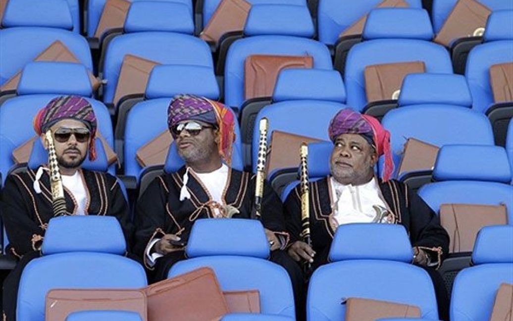 Оман, Маскат. Члени правлячої сім&#039;ї Оману дивляться на військовий
парад, який провели на стадіоні у Маскаті з нагоди 40-річчя Султанату. / © AFP