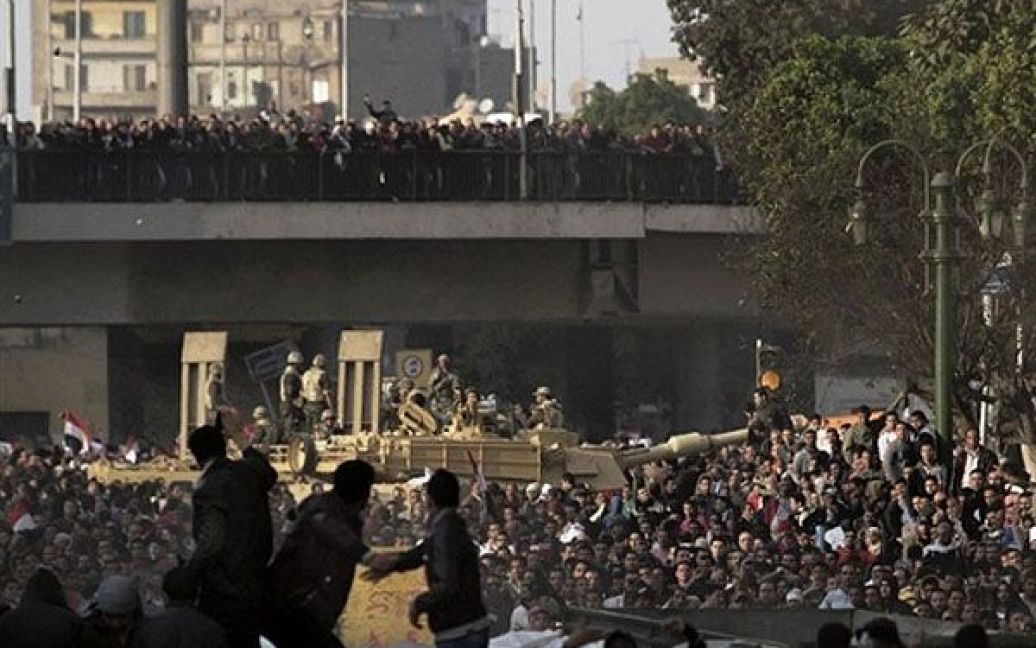 Єгипет, Каїр. Єгипетські військові спостерігають, як тисячі противників президента Хосні Мубарака конфліктують з його прихильниками на площі Тахрір у Каїрі. / © AFP