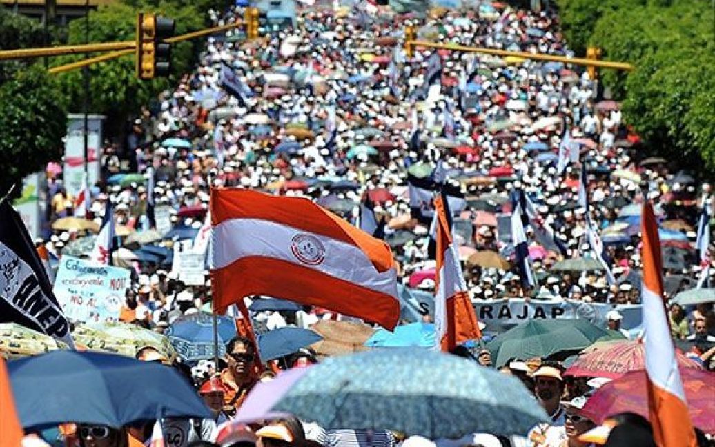 Коста-Ріка, Сан-Хосе. Сотні вчителів взяли участь у страйку під час акції протесту проти уряду і президента Коста-Ріки Лаури Шиншила, яка має намір збільшити податки. / © AFP