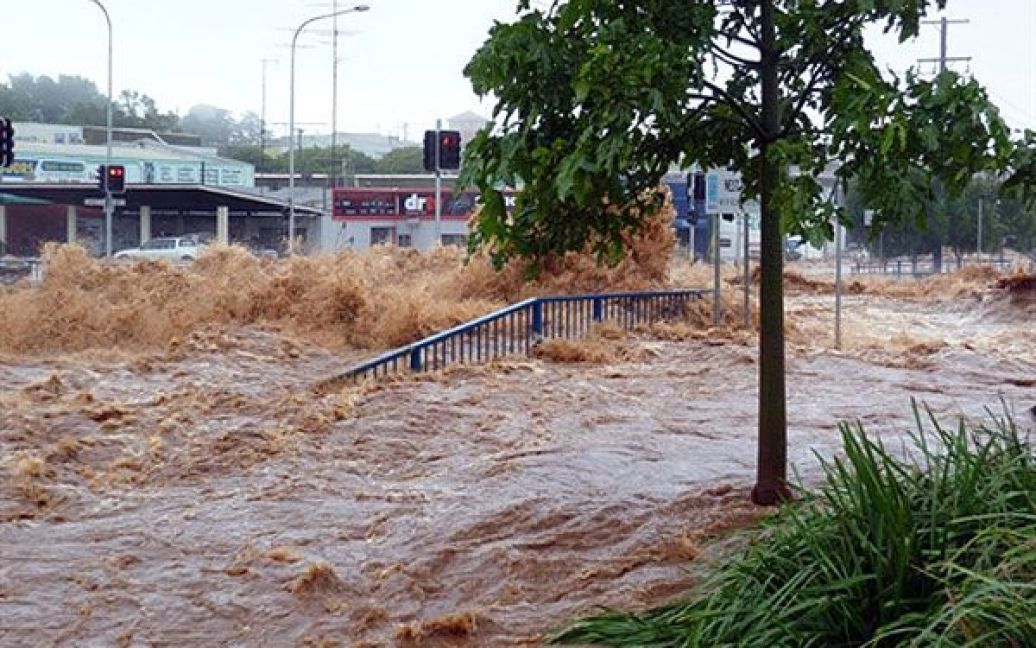 Австралія, Тувумба. Раптова величезна хвиля, яку називають "внутрішнє цунамі", за три години повністю затопила австралійське місто Тувумба. Вісім людей, у серед яких декілька дітей, загинули в результаті повені-цунамі, ще 72 людини вважаються зниклими безвісти. / © AFP
