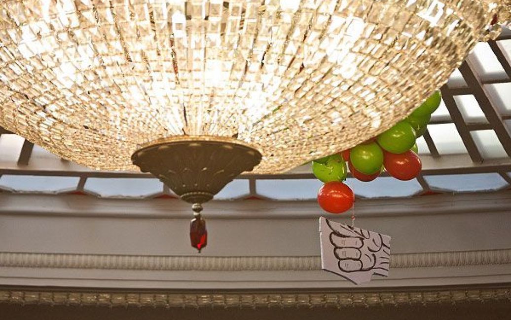 Оскільки кульки зависли під куполом, то Литвин закликав ініціаторів ставить драбину і зняти "цю ганьбу". / © Украинское Фото