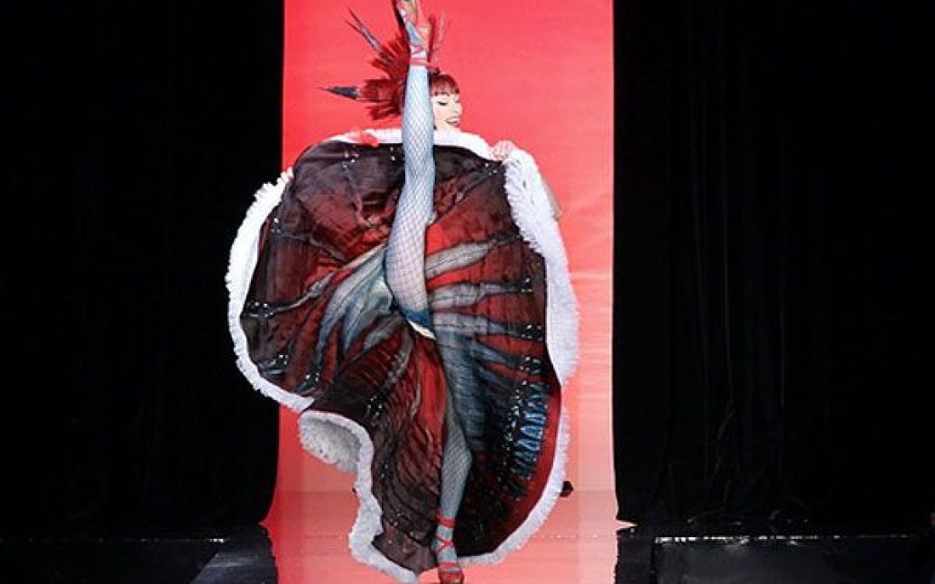 Франція, Париж. Модель танцює канкан на показі колекції Haute Couture дизайнера Жан-Поля Готьє сезону весна-літо 2011 у Парижі. / © AFP