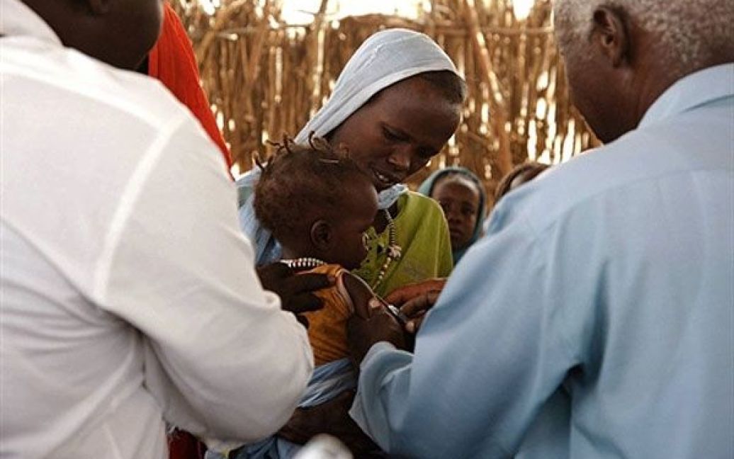 Судан, Дарфур. Миротворці ООН проводять вакцинацію суданських дітей, які мешкають у таборах для осіб, переміщених всередині країни. Фото AFP/HO/UNAMID/OLIVIER CHASSOT / © AFP