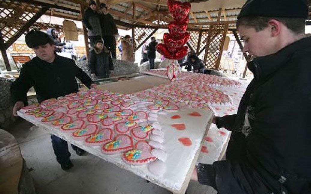 Пряник-гігант кондитери випекли з понад двох тисяч маленьких солодких валентинок із побажаннями любові, щастя, радості. / © УНІАН