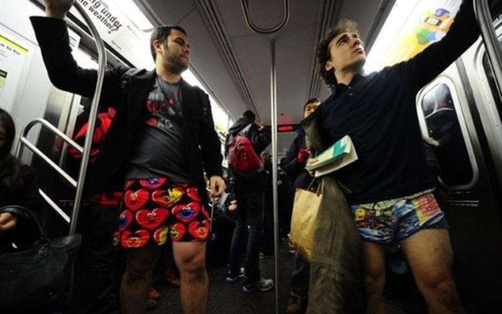 Тисячі молодих людей проїхалися у нью-йоркському метро без штанів / © AFP