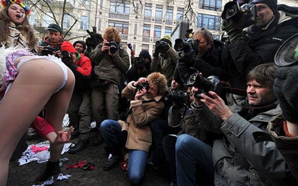 Жіночий рух FEMEN провів чергову мирну демонстрацію під будівлею посольства Італії під гаслами "Італія - не бордель". / © AFP