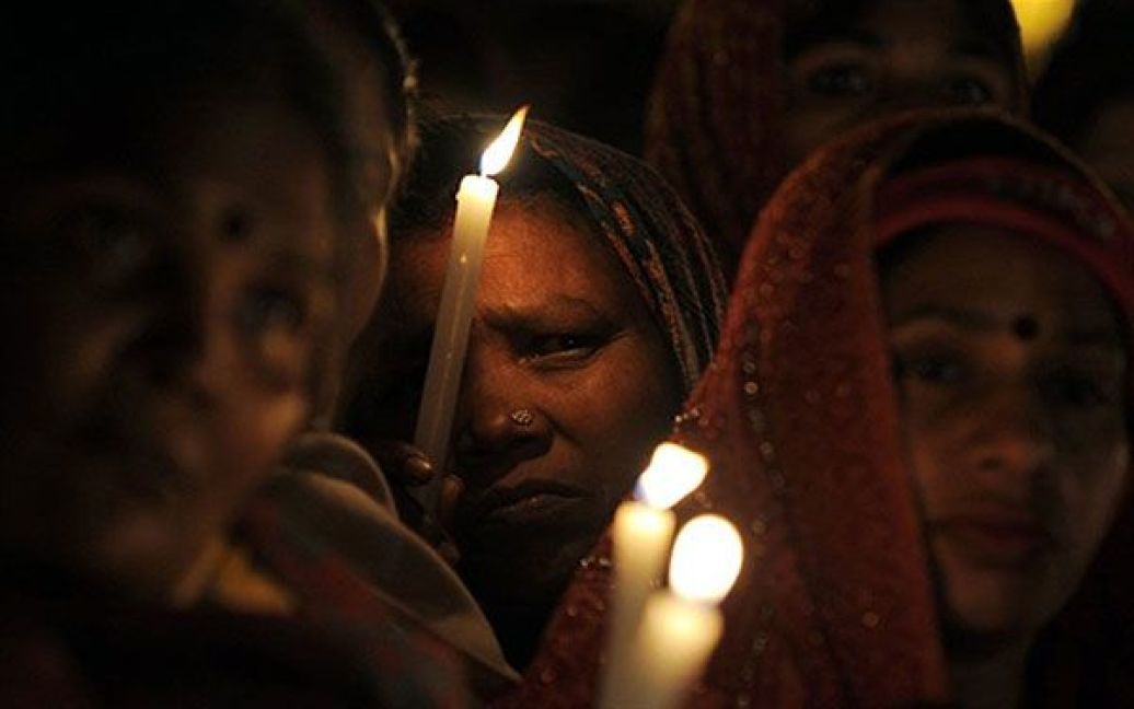 Індія, Нью-Делі. Члени християнських організацій тримають свічки під час участі у акції протесту перед Воротами Індії у Нью-Делі. Протестуючі зібралися на демонстрацію проти засудження до довічного ув&#039;язнення лікаря і громадського діяча, Бінаяка Сена, за звинуваченням у підбурюванні до заколоту в штаті Чхаттісгарх. Організація Amnesty International називає Бінаяка Сена "в&#039;язнем совісті". / © AFP